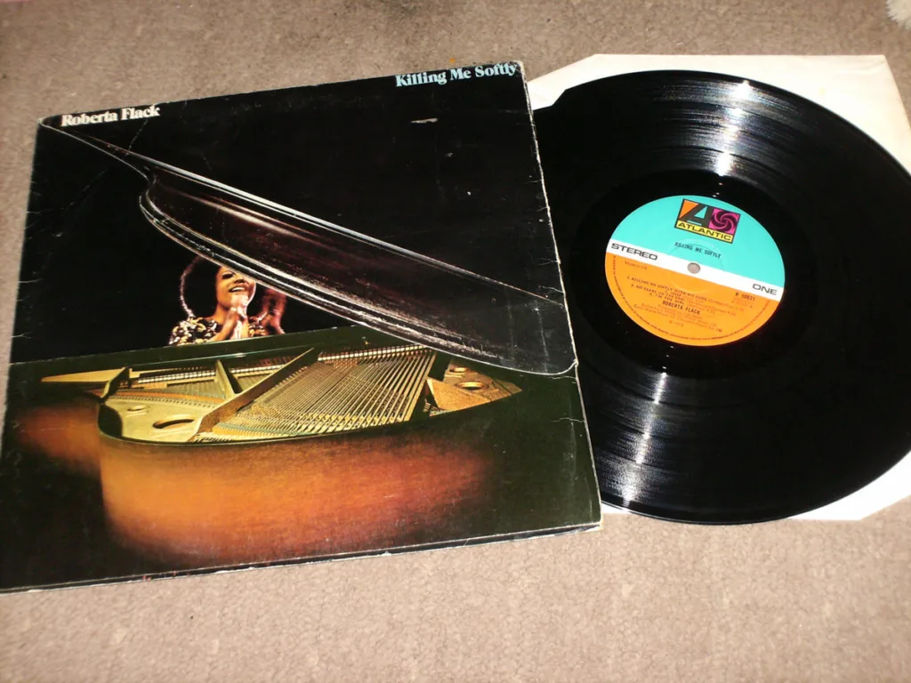 Capa icônica da cantora Roberta Flack, com o vinil sobre a mesa. Toda Rádio Nostlagia tem que tocar.