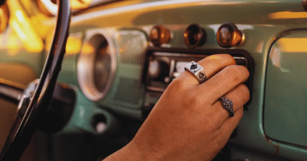 Motorista ouve uma verdadeira Rádio Nostalgia em seu clássico automóvel.