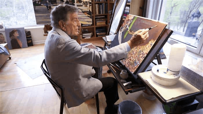 O cantor Tony Bennet pintando