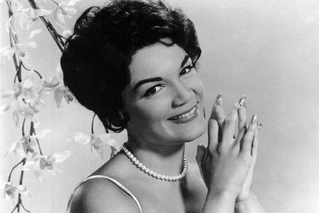A elegante cantora Connie Francis, com muito estilo em foto antiga.