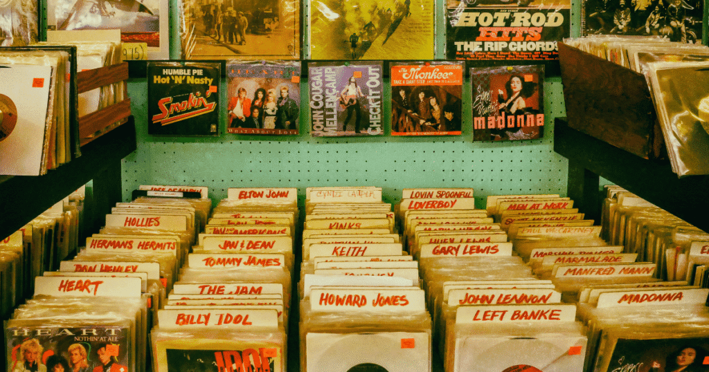 Várias capas de disco de vinil.