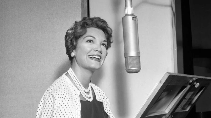 A cantora Connie Francis sorri no estúdio ao ser clicada em bela foto.