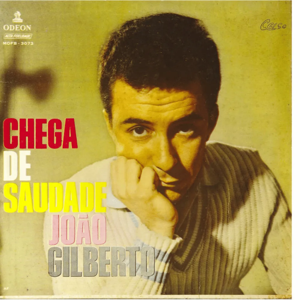 Capa do clássico Album Chega de Saudade, de João Gilberto. O cantor aparece segurando o queixo.