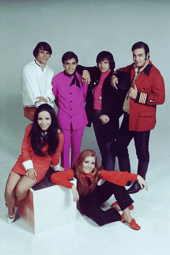 Bela foto colorida com os nomes da Jovem Guarda: Eduardo Araújo, Wanderley Cardoso, Roberto Carlos, Erasmo Carlos, Martinha e Wanderlea.