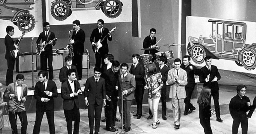 Programa jovem guarda com os músicos no palco