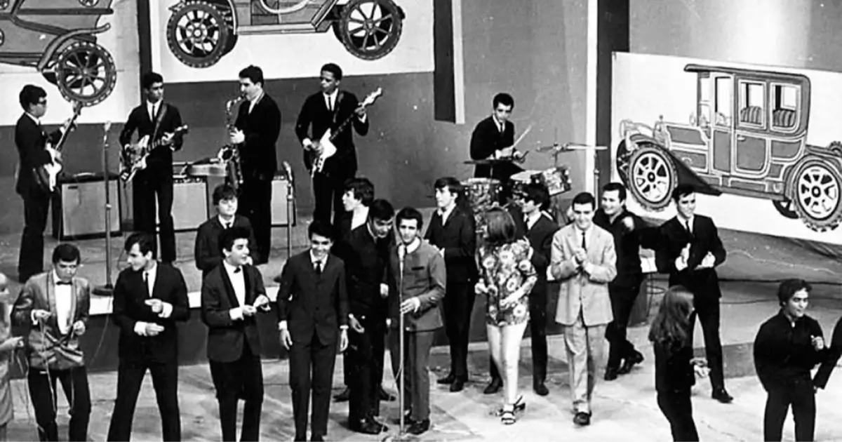 Palco do Programa Jovem Guarda, da TV Record, com a participação dos principais músicos e a apresentação de Roberto Carlos, Wanderlea e Erasmo Carlos.