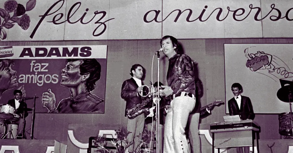 Roberto Carlos performa um grande sucesso no palco do programa Jovem Guarda, na Record.