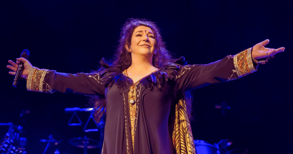 Kate Bush interpreta Running Up That Hill.