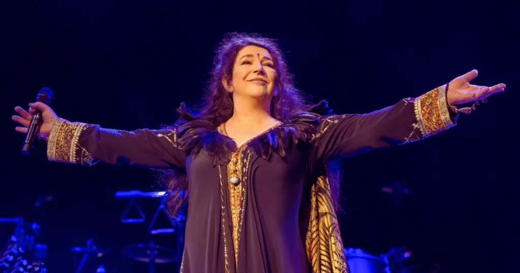 Kate Bush interpreta Running Up That Hill.