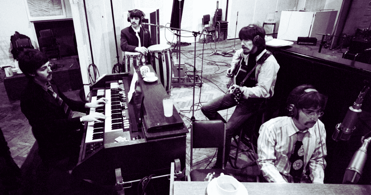 Os músicos do grupo The Beatles no estúdio Abbey Road