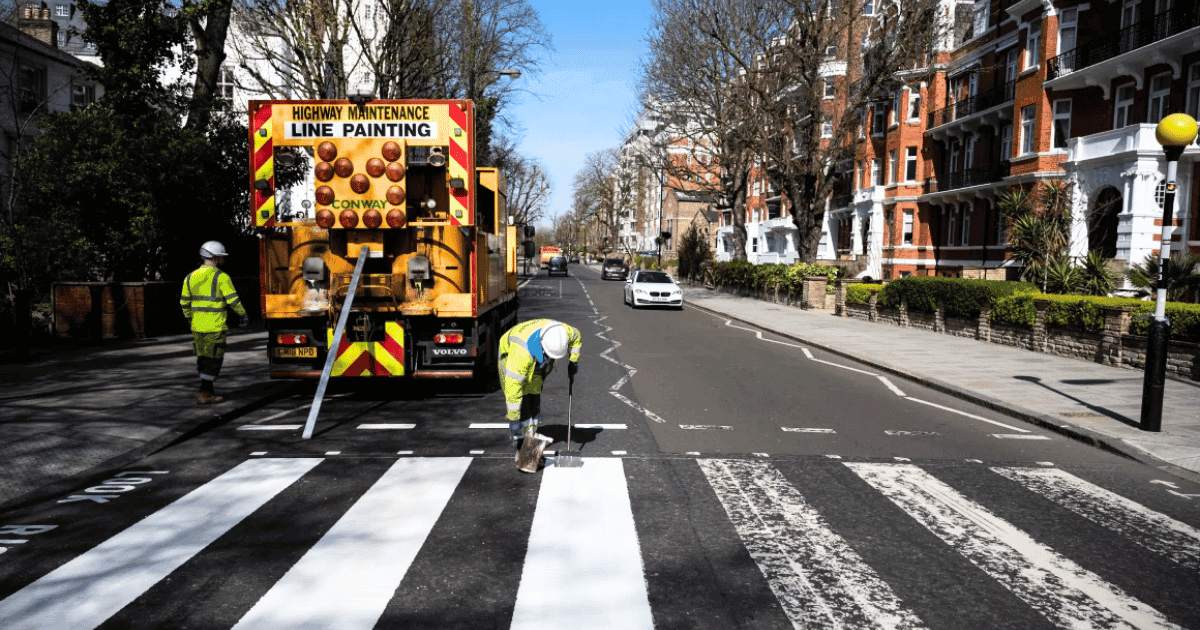 Equipe de manutenção faz reparos na faixa famosa de Abbey Road