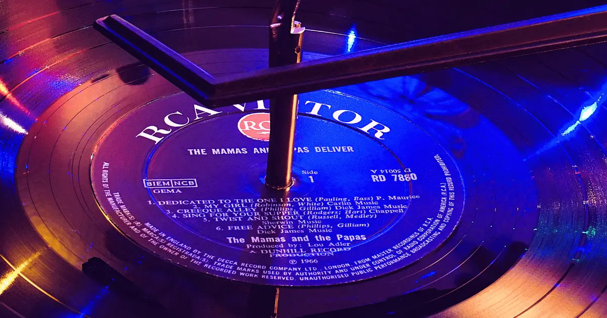 Excelente disco de vinil da gravadora RCA Victor, com seu charme e boa música em um toca-discos.