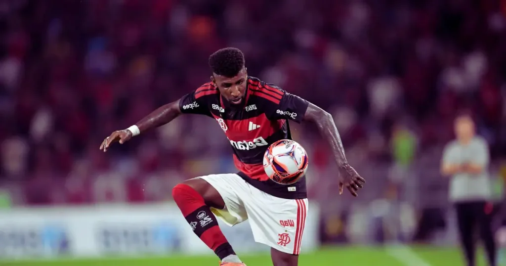 Fluminense vence Flamengo no Campeonato Carioca sob muita chuva no Rio de Janeiro.