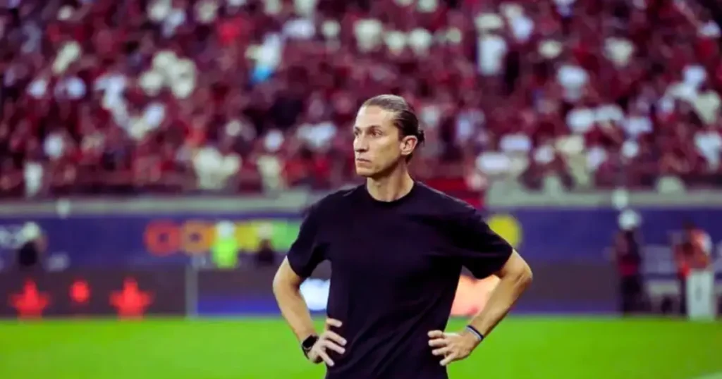 O técnico do Flamengo, Filipe Luis, assiste sem acreditar, seu time perder para o Fluminense dia 25-01-2026 no maraca.