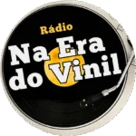 Logo da rádio Na Era do Vinil, que é um disco de vinil com o braço e agulha sobre o disco.