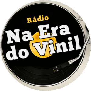 Logo da rádio Na Era do Vinil, que é um disco de vinil com o braço e agulha sobre o disco.