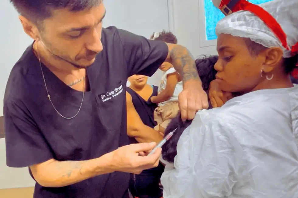 Veterinário realiza aplicação de vacina em pet nos projetos sociais da Prefeitura de Duque de Caxias, no Rio. O castra móvel é sucesso no município.