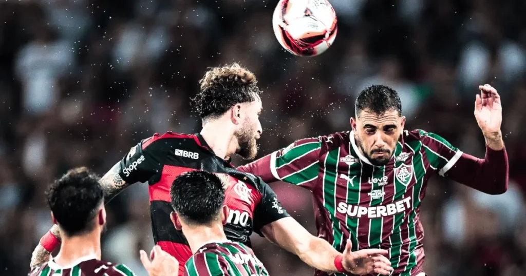 Jogadores de Fluminense e Flamengo disputaram a bola com vigor na decisão do Carioca 2026